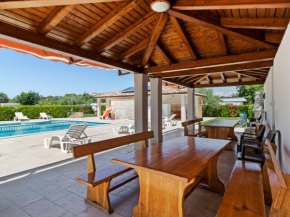 Refreshing Holiday Home in Banjole with Swimming Pool